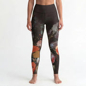Close-up of high-rise yoga leggings with an iconic Rijksmuseum floral print.